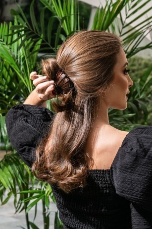 long hair vacation hairstyle with claw clip, half up half down style