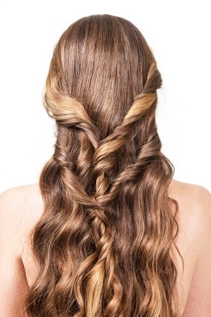 twisted half up hairstyle for beach